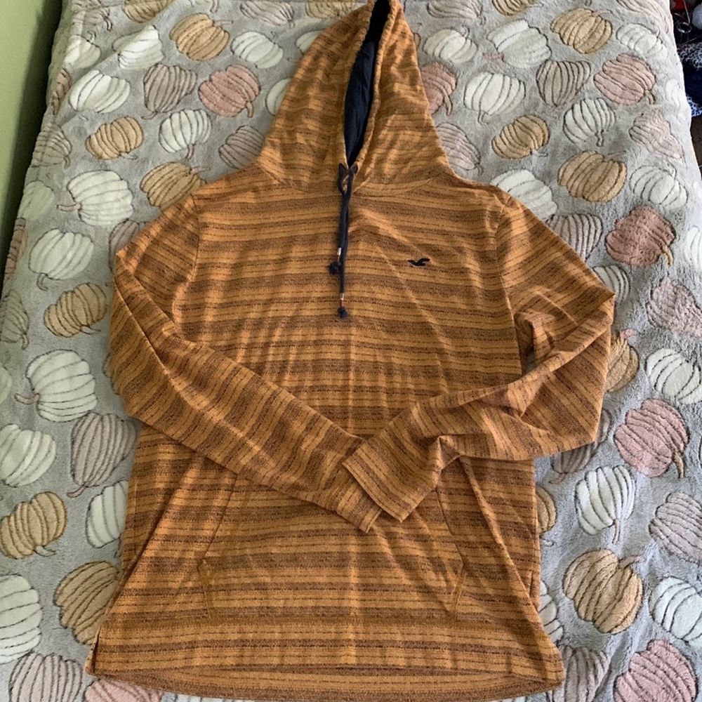 Hollister XL hoodie, slant pocket, drawstring hood, light weight